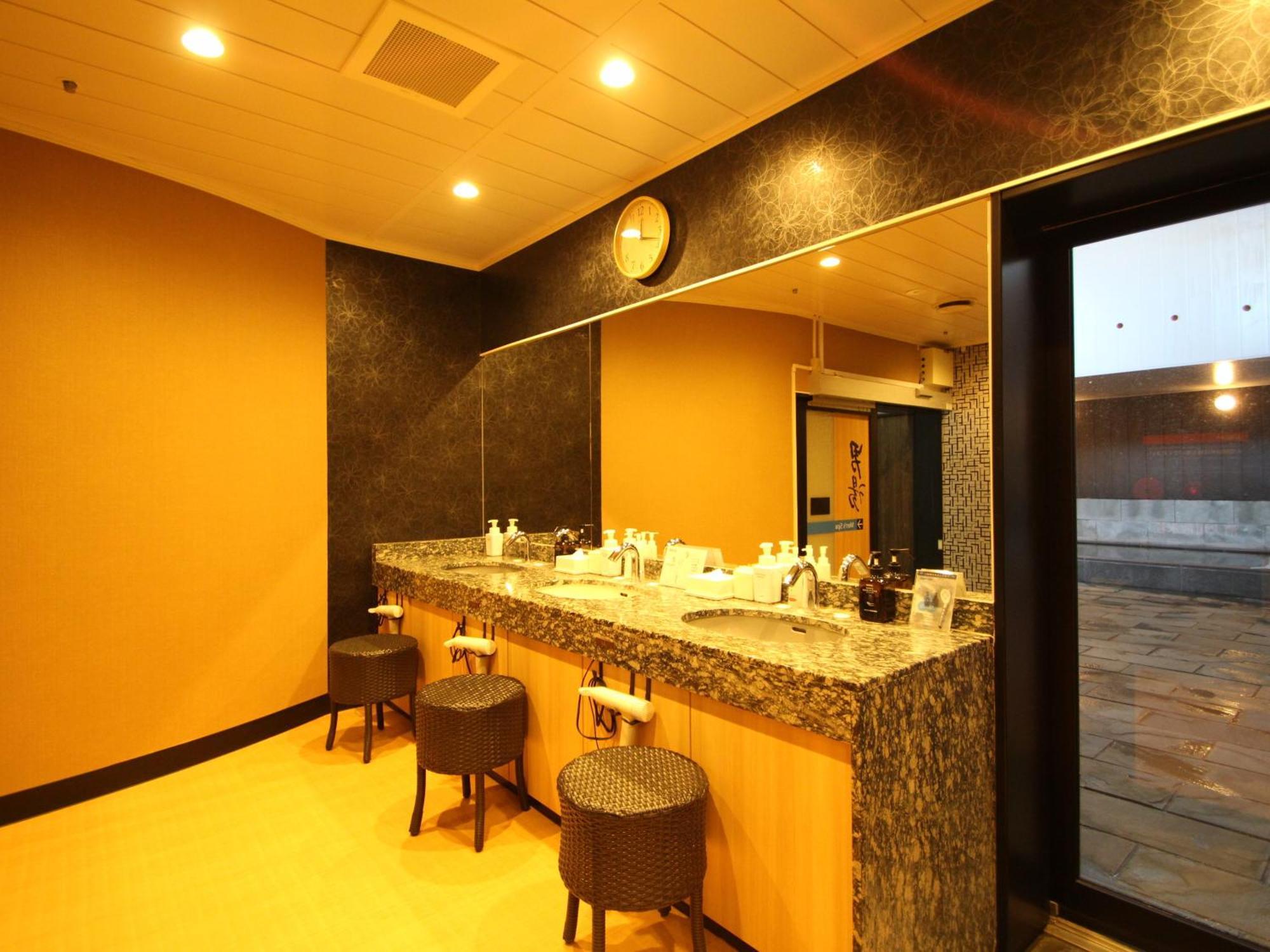 Apa Hotel Toyama Ekimae Buitenkant foto
